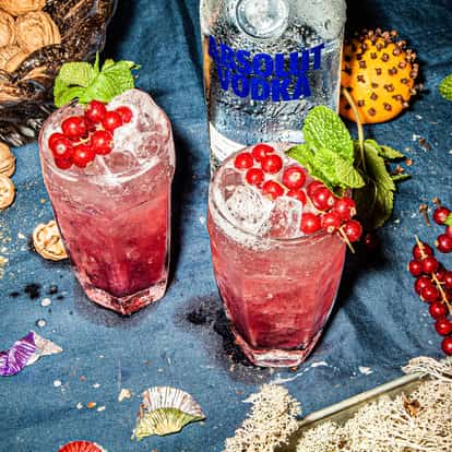 Fun and festive table with two Absolut Mistletoe cocktails
