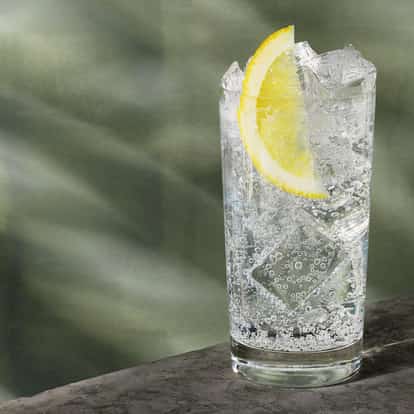 Gästis Highball served iced in a highball glass with a lemon wedge