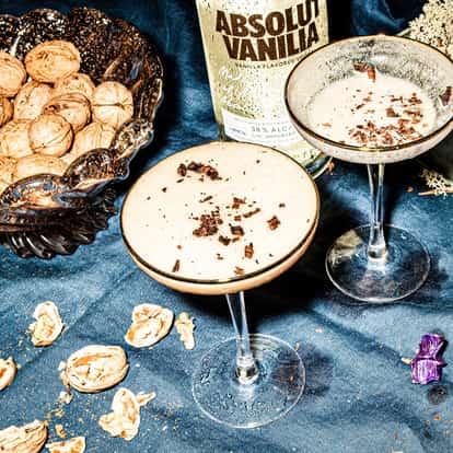 Grasshopper Noël in coupe glasses with chocolate shavings and an Absolut Vanilia bottle in the background