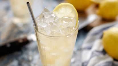 Arnold Palmer in a tall glass with crushed ice, metal straw and lemon wheel